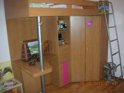 продаеться стенка подростковая с кроварью на втором этаже