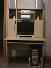 Продам компьютерный стол в хорошем состоянии!!