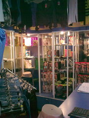 Стеклянные витрины с подсветкой и зеркалами